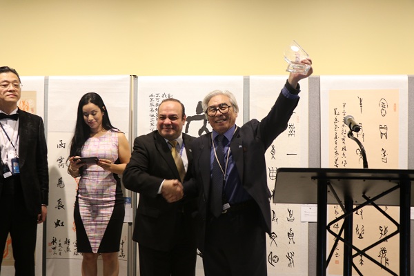 8.授予魏峰教授“和平艺术家“称号.jpg