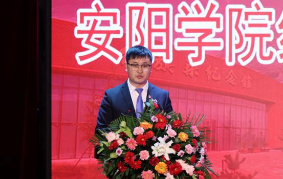 9.党委副书记赵吉主持揭牌仪式